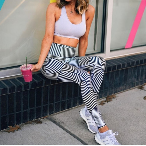 Old Navy Pants - EUC Old Navy Blue & White Pattern Striped Leggings